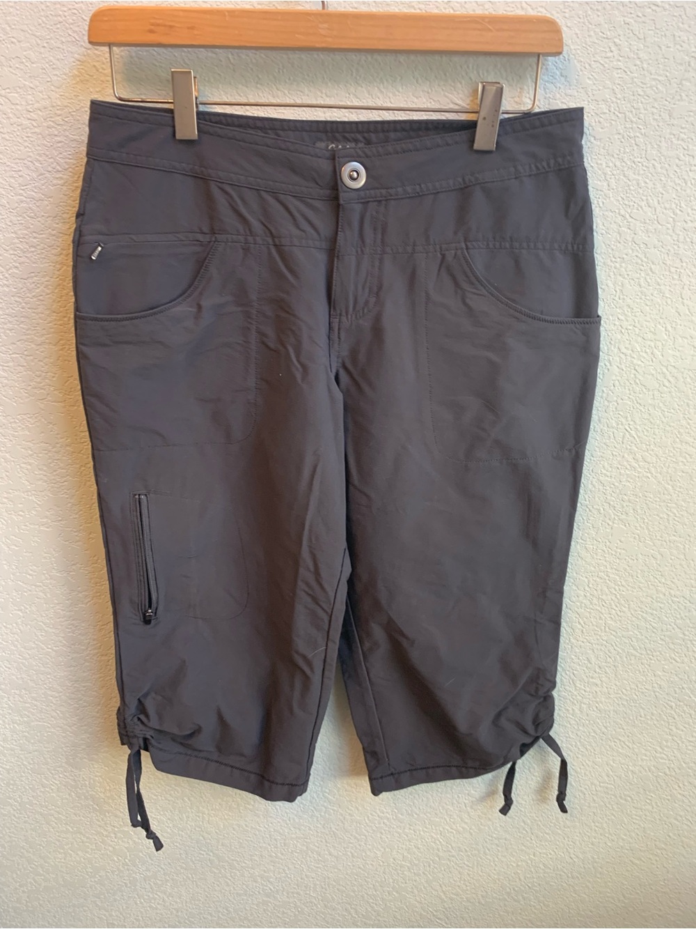Cabela's Charcoal Gray Drawstring Hem Hybrid Capris